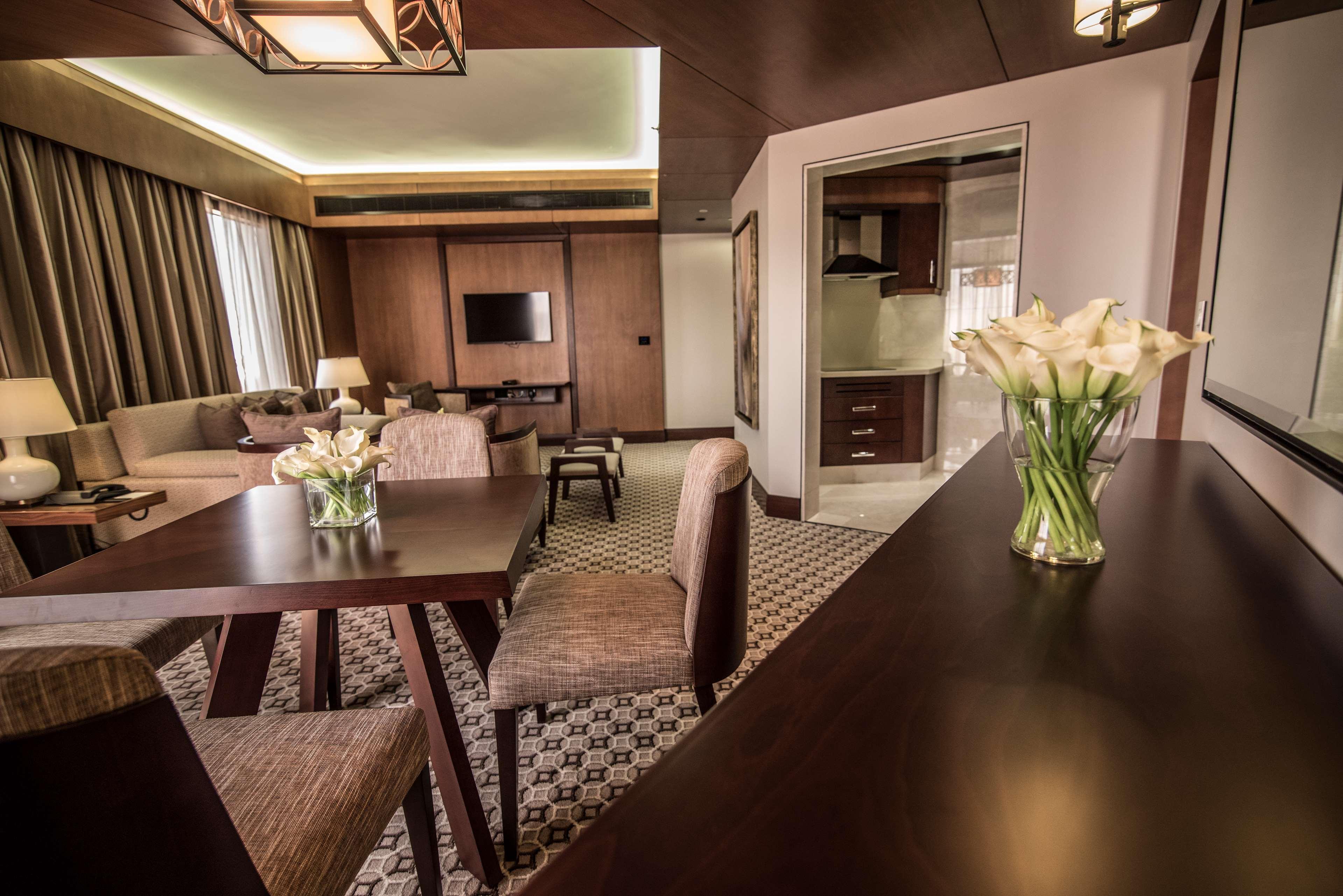 Ayla Grand Hotel Al Ain Exterior photo Suite at the hotel