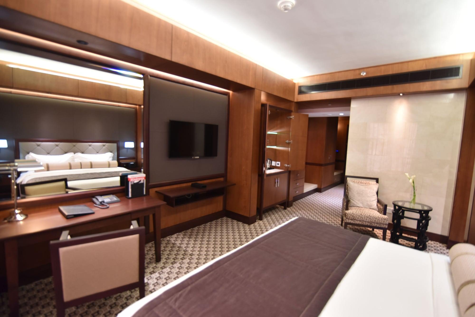 Ayla Grand Hotel Al Ain Exterior photo A suite at the hotel